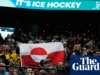 “Siamo europei”: i tifosi sventolano la bandiera della Groenlandia durante la partita olimpica di hockey su ghiaccio tra Stati Uniti e Danimarca