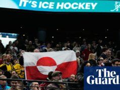 “Siamo europei”: i tifosi sventolano la bandiera della Groenlandia durante la partita olimpica di hockey su ghiaccio tra Stati Uniti e Danimarca