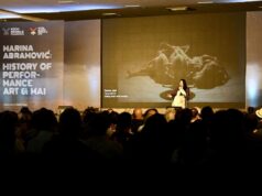 Marina Abramović alla Biennale di Kochi: Sulla resistenza, polemiche e efficiency artwork