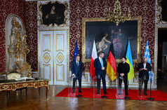 Rubio sconcertato dalle cheerleader di guerra occidentali