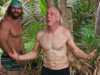 Mike White sconvolge i naufraghi con gli addominali scolpiti alla premiere di “Survivor 50”.