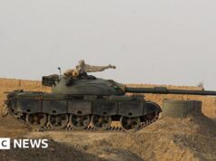 Il ministro della difesa pakistano afferma che il paese è in “guerra aperta” con l’Afghanistan dopo gli attacchi