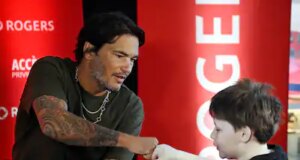 José Théodore saluta la efficiency di Hellebuyck