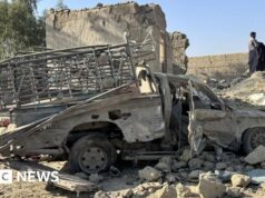 Il Pakistan lancia attacchi contro l’Afghanistan, con i talebani che dicono che decine di persone sono state uccise