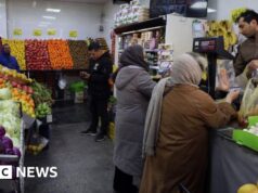 “Le persone stanno diventando più povere”: come l’economia iraniana in difficoltà sta cambiando il modo di vivere delle famiglie