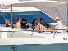 Selena Gomez e Nina Dobrev accendono il calore durante la fuga in yacht a Cabo