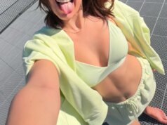 Immagino che la ragazza si comporti in modo un po’ strano indossando un succinto completo da tennis