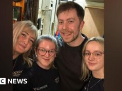 Kingfishr sorprende i fan con un concerto improvvisato in un pub