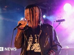 Concerto interrotto dopo la reazione negativa sul controverso cantante