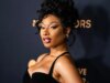 Megan Thee Stallion mostra le curve mentre si adatta per l’abito di Roberto Cavalli