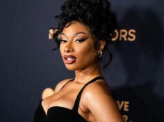 Megan Thee Stallion mostra le curve mentre si adatta per l’abito di Roberto Cavalli