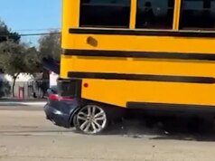 L’autista della Jaguar si schianta contro lo scuolabus in video, poi arrestato per DV a casa