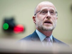 Il presidente della FCC di Trump vuole che le reti pubblichino contenuti nazionalistici e promettano fedeltà per il Grande Compleanno americano