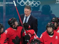 L’allenatore Troy Ryan sta valutando la possibilità di lasciare la squadra di hockey femminile canadese