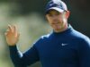 Rory McIlroy gestisce la pioggia e il vento per condividere il comando della clubhouse al Riviera