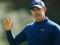 Rory McIlroy gestisce la pioggia e il vento per condividere il comando della clubhouse al Riviera