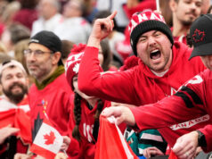 I tifosi si alzano presto per assistere alla partita del Canada contro gli Stati Uniti per l’oro olimpico nell’hockey