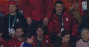 Nick Suzuki e l’équipe canadese hanno assistito alla finale del relais mixte en patinage de vitesse… Nathan MacKinnon anche!