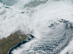 La storica bufera di neve sulla costa orientale interrompe la corrente elettrica a centinaia di migliaia di persone e non è ancora finita