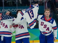 “Qui con noi nello spirito”: gli Stati Uniti portano la maglia di Johnny Gaudreau sul ghiaccio dopo la vittoria