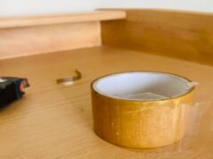 C’è una ragione folle per cui i nastri scotch stridono e ha a che fare con la velocità del suono