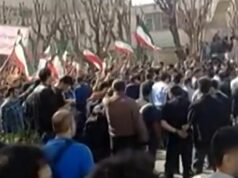 Gli studenti iraniani intonano slogan antigovernativi mentre incombono le minacce americane