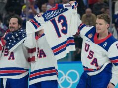 Matthew Tkachuk, Auston Matthews celebrano la medaglia d’oro con il lancio cerimoniale del disco