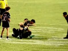 Messi placcato al sole da un ammiratore