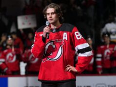 Jack Hughes dei Devils si emoziona prima della prima partita dopo le Olimpiadi