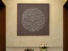 Dal cachemire alla calligrafia: lo stilista riscrive la storia della pashmina del Kashmir