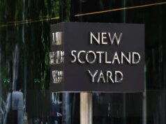 Celebrità maschile anni ’50 arrestata per tentato stupro