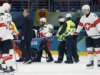Lo svizzero Kevin Fiala (gamba) è in barella contro il Canada