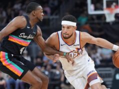 Devin Booker dei Suns esce contro gli Spurs con un dolore all’anca destra