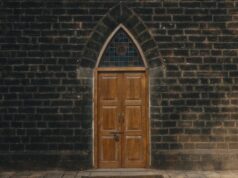 All’interno di una cappella di 200 anni vicino a Mumbai, reinventata come luogo intimo per le arti