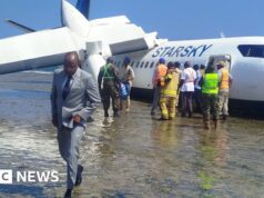 Pilota elogiato dopo l’atterraggio di fortuna di un aereo passeggeri somalo difettoso sulla riva del mare