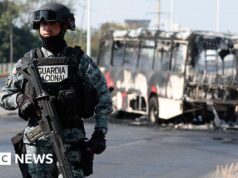 Il Messico invia migliaia di soldati per fermare la violenza dopo la morte del signore della droga