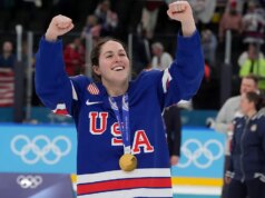 La medaglia d’oro statunitense nell’hockey femminile afferma che è “triste” che la squadra maschile abbia dovuto scusarsi per la controversia sulle Olimpiadi