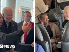 Joe Biden scatta selfie con i passeggeri mentre prende un volo commerciale