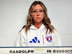 La segretaria della scuola dell’Indiana viene accusata dopo che il marito l’ha trovata con uno studente, l’indagine rivela una relazione con un altro: poliziotti