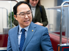 Il senatore democratico si arrabbia perché la richiesta di finanziamenti esteri del GOP “delegittima” la rabbia degli agitatori anti-ICE negli Stati Uniti