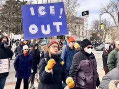 Il cartello “Non puoi amare Dio e l’ICE” del consulente scolastico dell’Ohio suscita polemiche