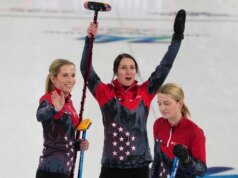 La squadra di curling femminile degli Stati Uniti vince contro il Canada per la prima volta alle Olimpiadi