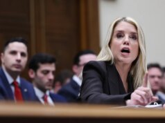 Come Pam Bondi e i democratici hanno trasformato un’udienza in isteria, proprio di fronte alle vittime di Jeffrey Epstein