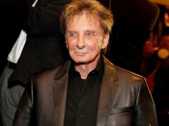Barry Manilow riprogramma i concerti durante la riabilitazione da un intervento chirurgico per il cancro ai polmoni