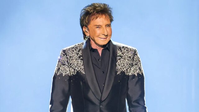 barry-manilow-on-stage.jpg
