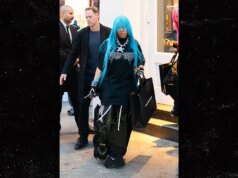 L’acquisizione del neon di North West con gli amici da Alexander Wang a New York