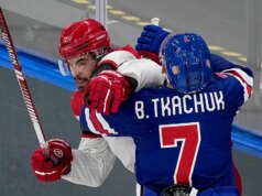 I tifosi olimpici di hockey alzano la bandiera della Groenlandia durante la vittoria dominante degli Stati Uniti sulla Danimarca, scatenando una reazione virale