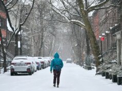 New York cerca spalatrici di emergenza per la bufera di neve, richiede documenti d’identità non necessari per votare