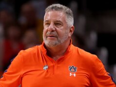 L’ex allenatore di basket maschile di Auburn, Bruce Pearl, chiede un “Iran libero” e sostiene Trump durante gli attacchi USA-Israele