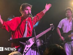 Cruz Beckham lancia la carriera musicale, divertendosi in mezzo ai drammi familiari